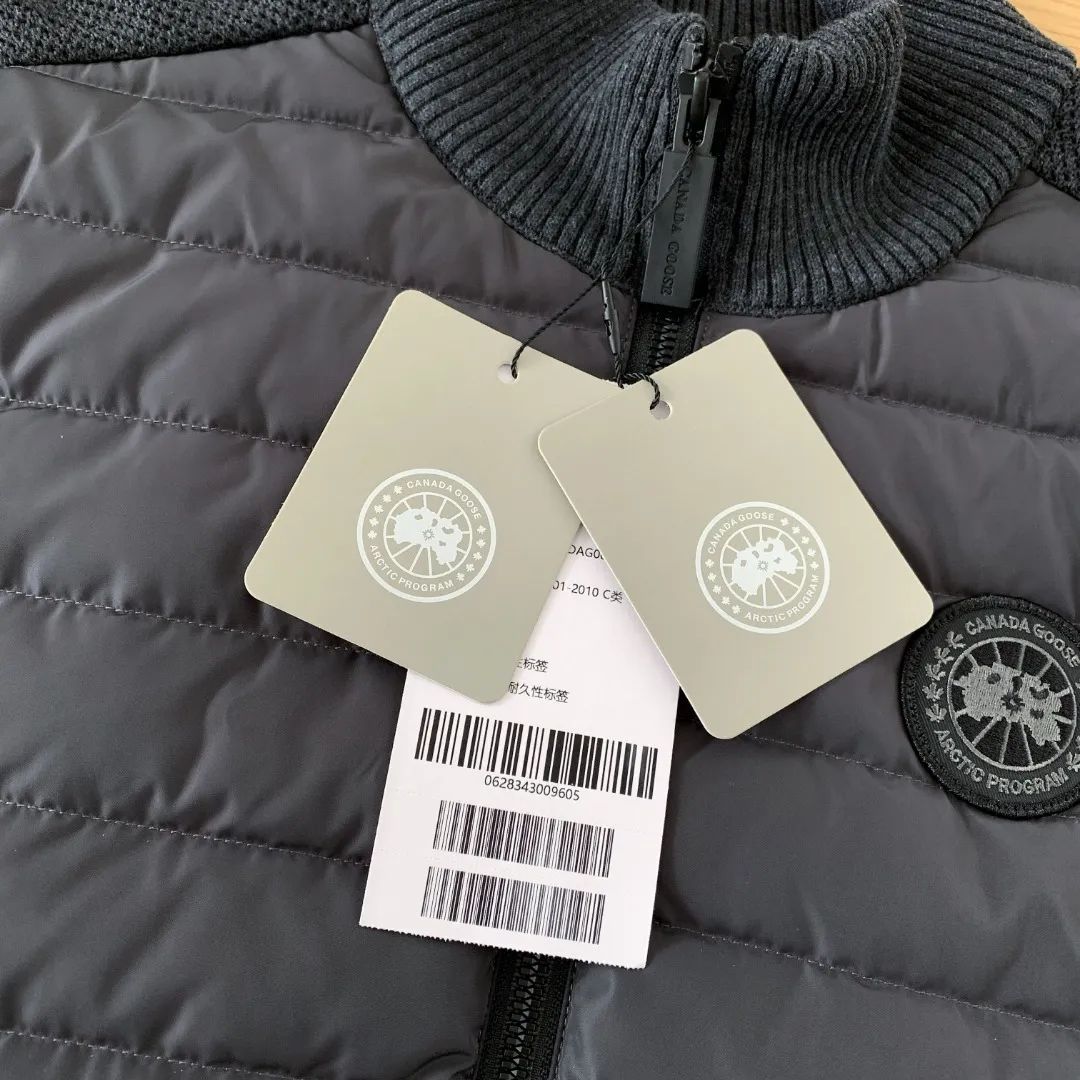 Style number: Y 🇨🇦Canada Goose "Canada Goose" 🇨🇦E 6829 y Bridge® men's knitted vest. The Hy Bridge® Knit Vest is the new arrival in our Hy Bridge® Knit Series, lightweight and warm. It can be worn as a jacket over a T-shirt or as an inner layer under another jacket for extra warmth without being bulky. Through Thermal Mapping® technology, down-filled thermal insulation panels are added to areas that need thermal insulation, and Breathable weaving technology is used to enhance breathability in areas that are prone to stuffiness. Color: Black red label Gray red label Dark Blue color red label Black black label Gray black label Size: XS S M L XL XXL